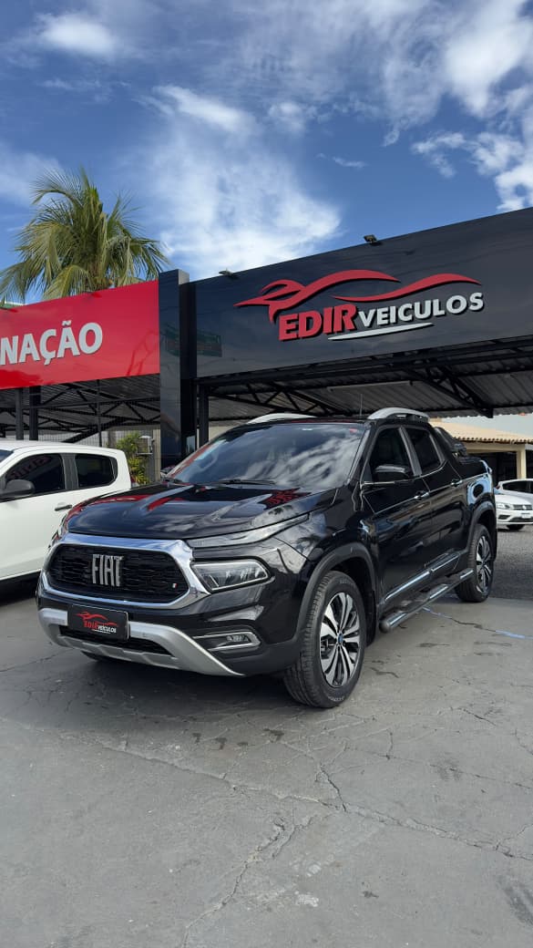 Fiat Toro Volcano T270 AT6 2025 na cor branca, picape flex automática com design moderno e tecnologia avançada.