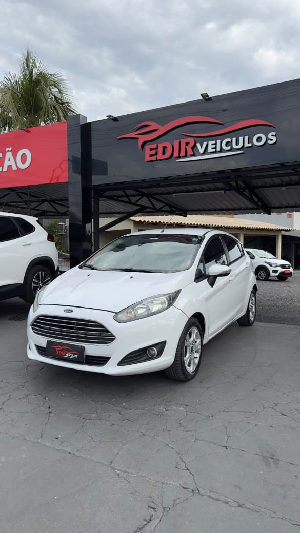 Ford New Fiesta 2016/2017 hatch com design moderno, excelente dirigibilidade, conforto e economia de combustível.
