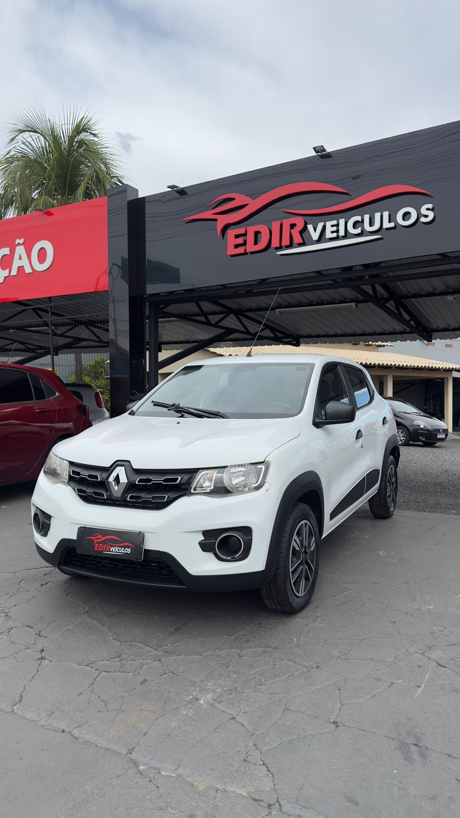 Renault Kwid 2017/2018 hatch compacto com excelente economia de combustível, design moderno e ótimo custo-benefício.